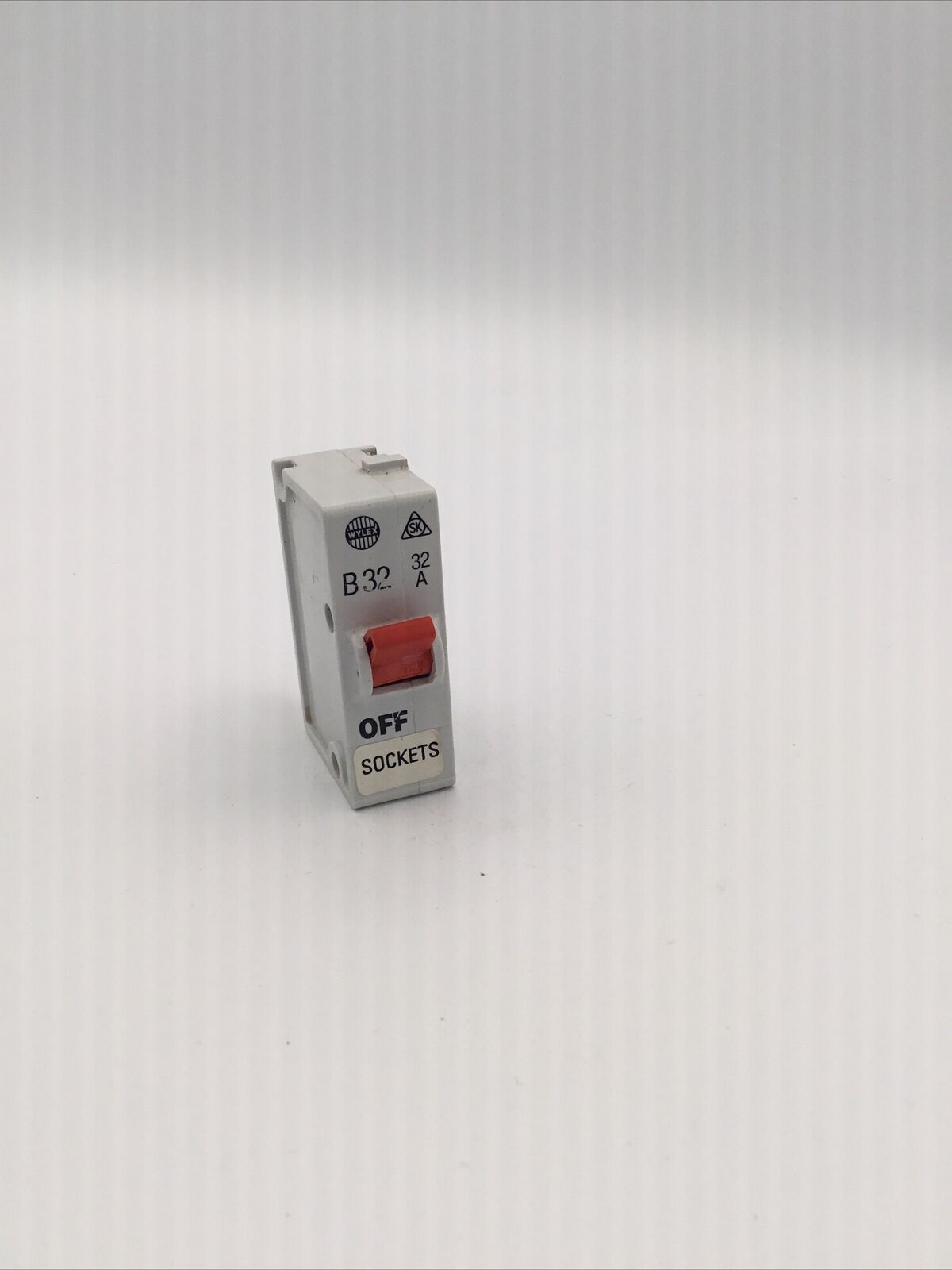 WYLEX B32 32A Push Plug in Circuit Breaker MCB